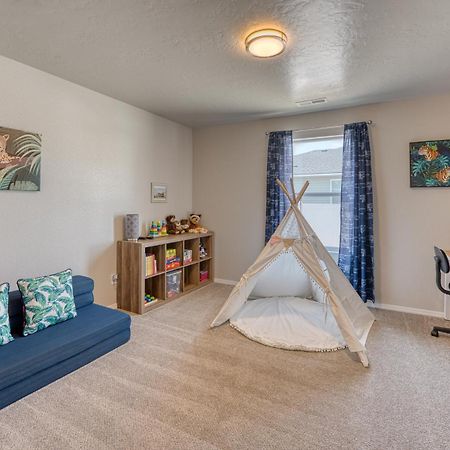 Family Friendly Playroom Garage Caldwell Buitenkant foto
