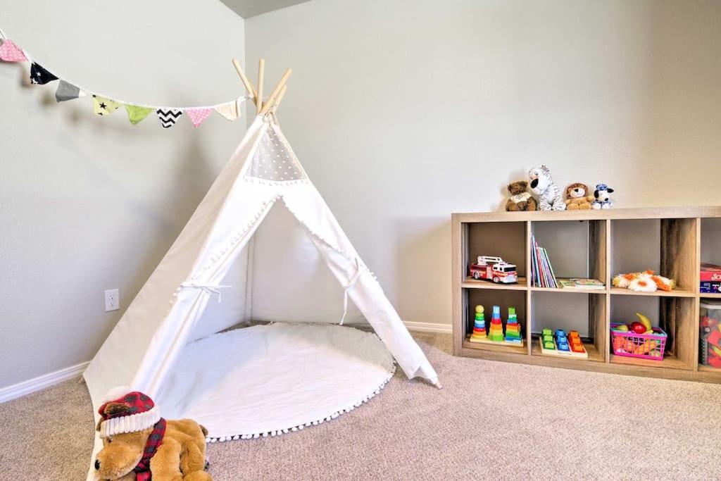 Family Friendly Playroom Garage Caldwell Buitenkant foto